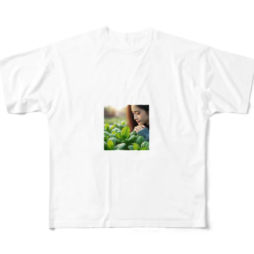 畑のほうれん草に感動するお姉さん All-Over Print T-Shirt