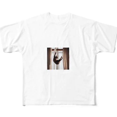 カーテンにつかまっているネコ All-Over Print T-Shirt