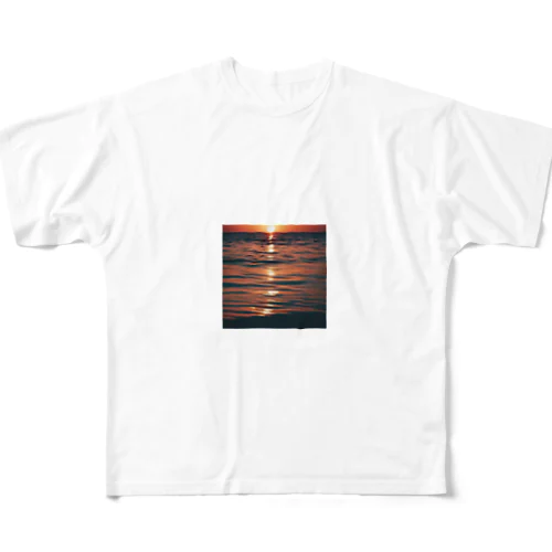 湖面に映る夕焼けの空 All-Over Print T-Shirt