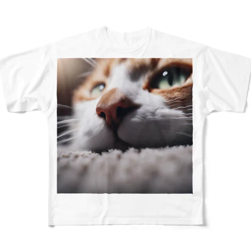 カーペットでごろんとする猫 フルグラフィックTシャツ