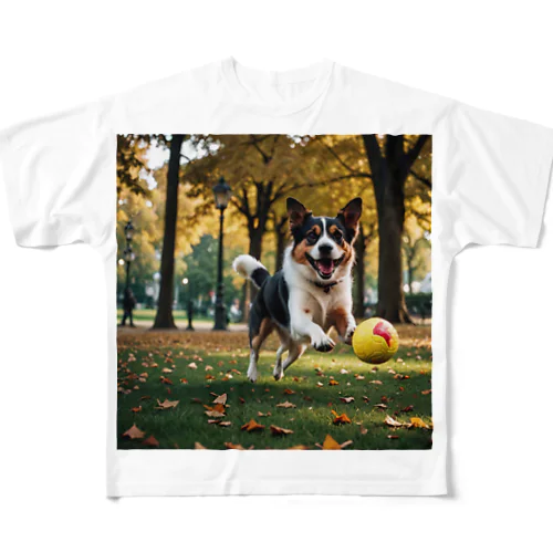 ボールと戯れる犬 All-Over Print T-Shirt