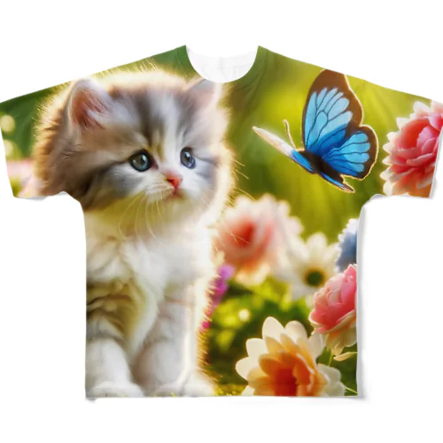 かわいい子猫と蝶々が仲良く遊んでいる様子✨ フルグラフィックTシャツ