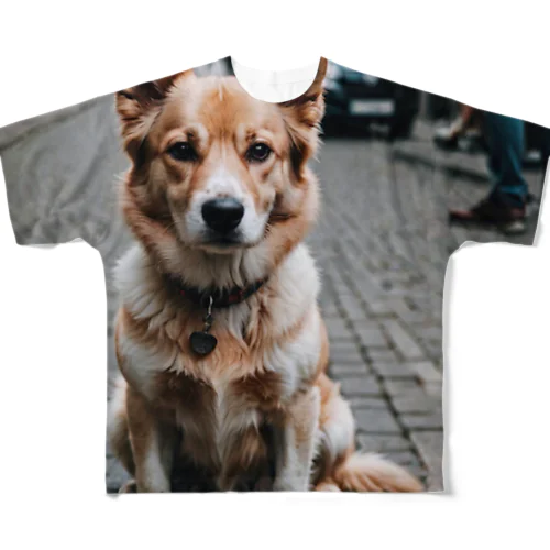 パワフルとは対照的な風貌を持つ可愛らしい犬がカメラ目線！ All-Over Print T-Shirt