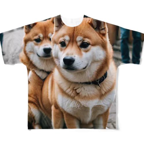 2匹のかわいい柴犬が仲良く並んで写っています。 All-Over Print T-Shirt