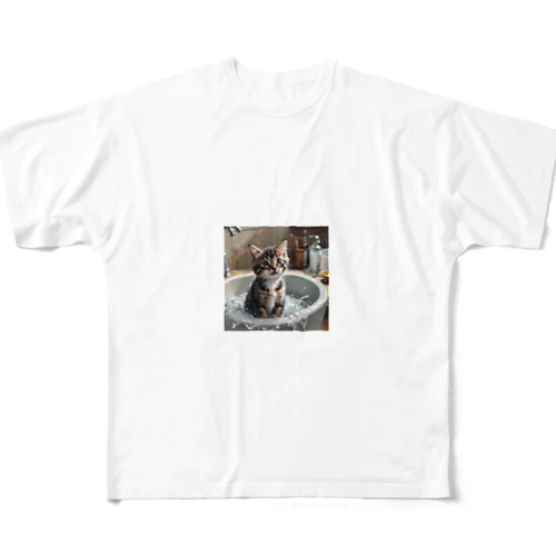 洗面器で遊んでいる子猫 All-Over Print T-Shirt