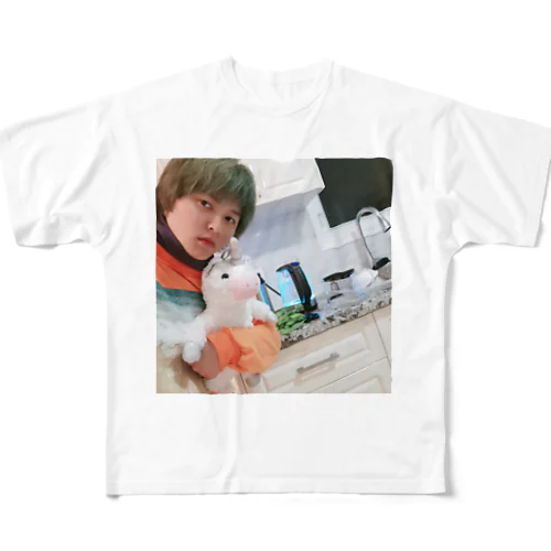 冷たくなったユニコーンの湯たんぽとお湯を沸かしているケトルとの自撮り フルグラフィックTシャツ