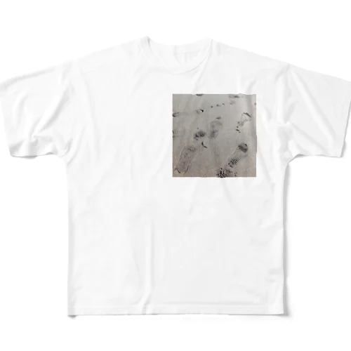 砂浜の足跡👣 All-Over Print T-Shirt