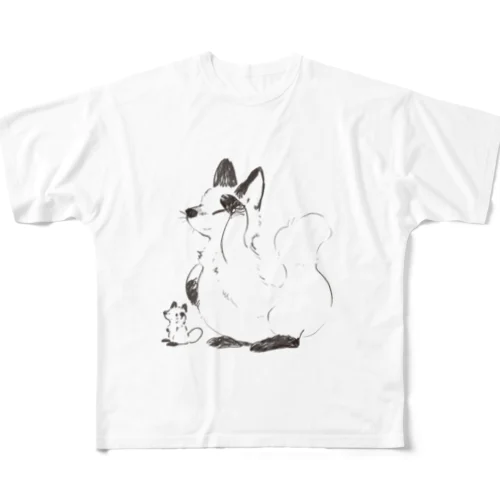 何かを見ているきつね All-Over Print T-Shirt