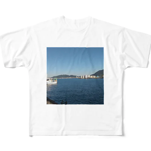 静かでピースフルな港風景のTシャツ フルグラフィックTシャツ