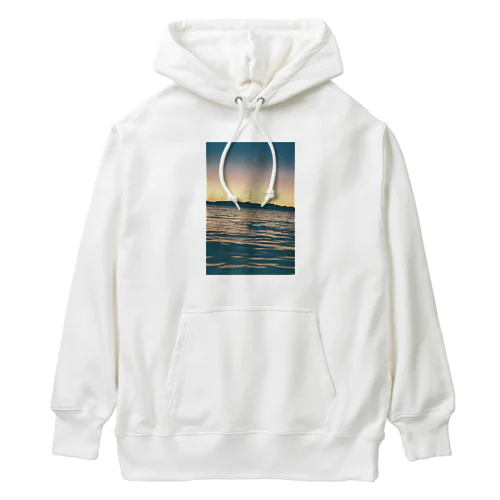 フィルムカメラで撮る夕方の湖の景色 Heavyweight Hoodie