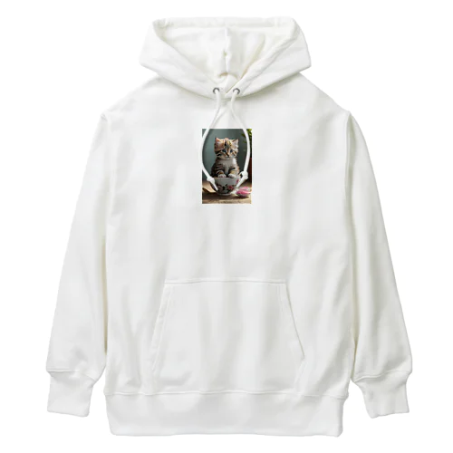 かわいい子猫がティーカップに座っているグッズ Heavyweight Hoodie