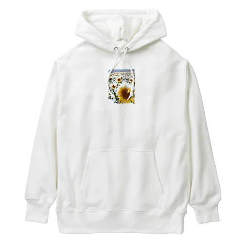 季節外れの雪の中のに咲く、季節外れのヒマワリ Heavyweight Hoodie