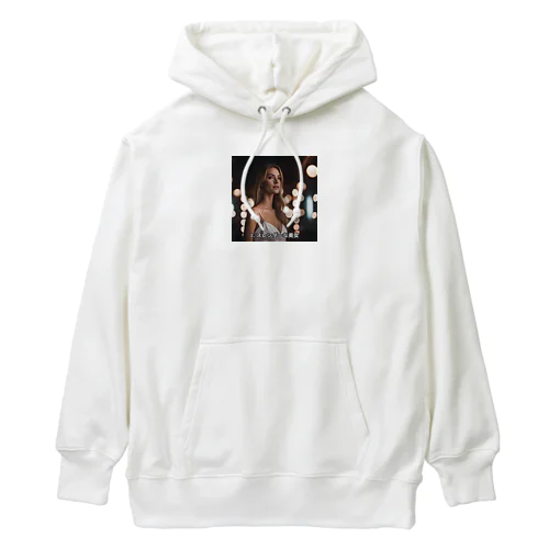 美しい女性がスレンダーなシルエットを披露する素敵な写真です。 Heavyweight Hoodie