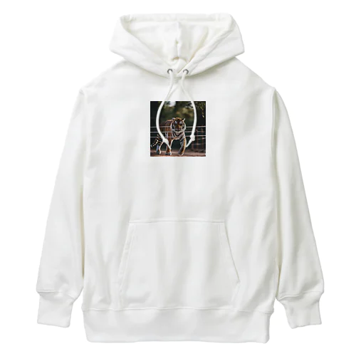 フェンスを突破しているトラ Heavyweight Hoodie