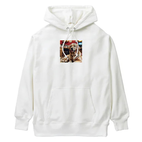 カフェでリラックスしているゴールデンレトリバー Heavyweight Hoodie