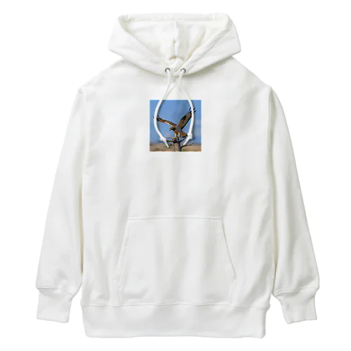 群れの中で他の人と協力しているタカ Heavyweight Hoodie