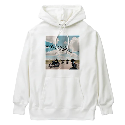 風を切って、空と地を繋ぐ Heavyweight Hoodie