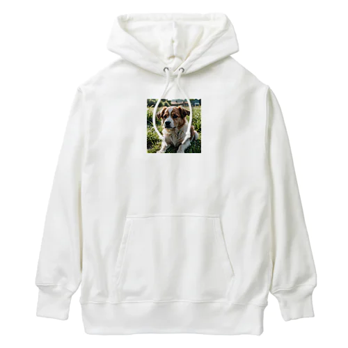 草むらで斜めを見つめる犬 dog looking for the anywhere Heavyweight Hoodie