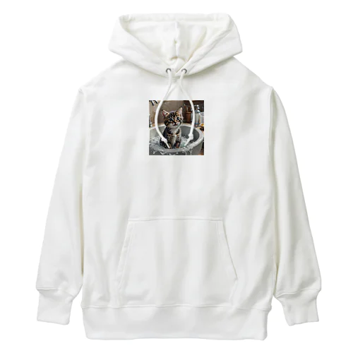 洗面器で遊んでいる子猫 Heavyweight Hoodie