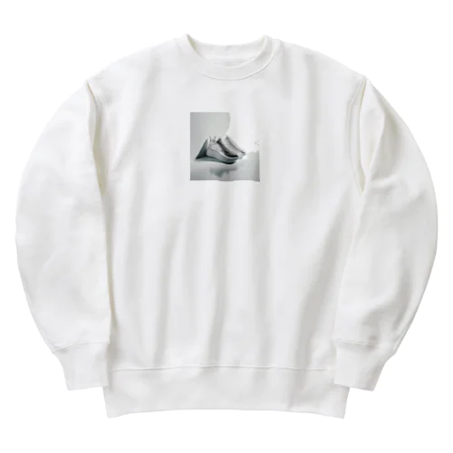 清潔感あふれる白いスニーカー Heavyweight Crew Neck Sweatshirt