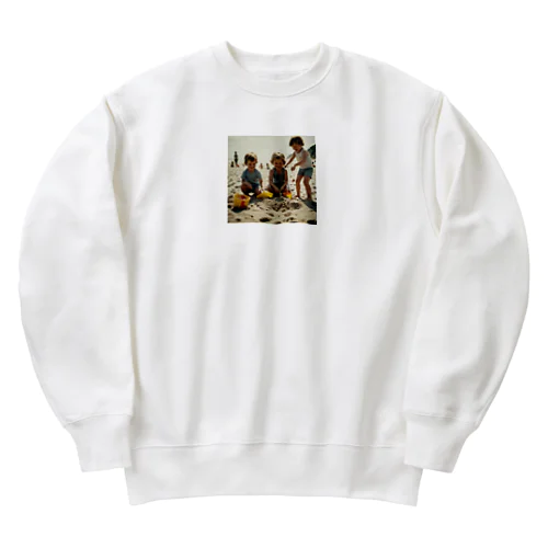 ビーチで砂遊びする子供たち Heavyweight Crew Neck Sweatshirt