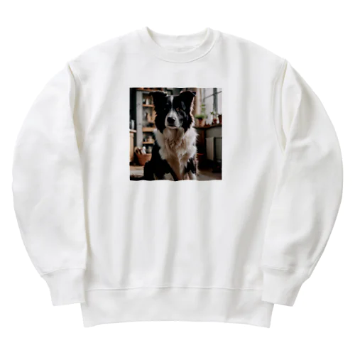 このスマートなワンちゃんは、そっとカメラを見つめる。 Heavyweight Crew Neck Sweatshirt