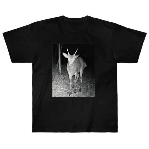 トレイルカメラに写った鹿 Heavyweight T-Shirt