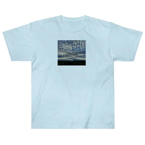 雲に占領された青空 Heavyweight T-Shirt