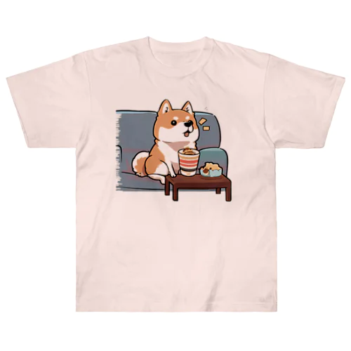 ソファーでテレビを見ている柴犬 ヘビーウェイトTシャツ