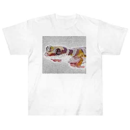 黄色と白のヒョウモントカゲモドキ - レンガブロックの背景 ヘビーウェイトTシャツ