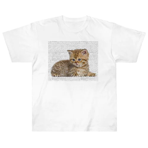 小さな天使ブリティッシュショートヘアの子猫-レンガブロックの背景 Heavyweight T-Shirt