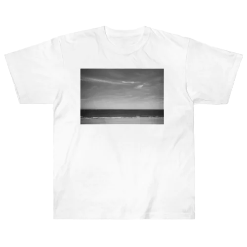 海水浴場の海と空と雲 ヘビーウェイトTシャツ