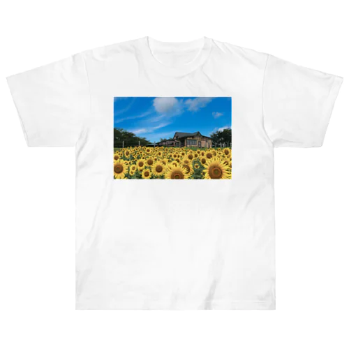 ひまわり畑の丘の上にあるカフェ ヘビーウェイトTシャツ