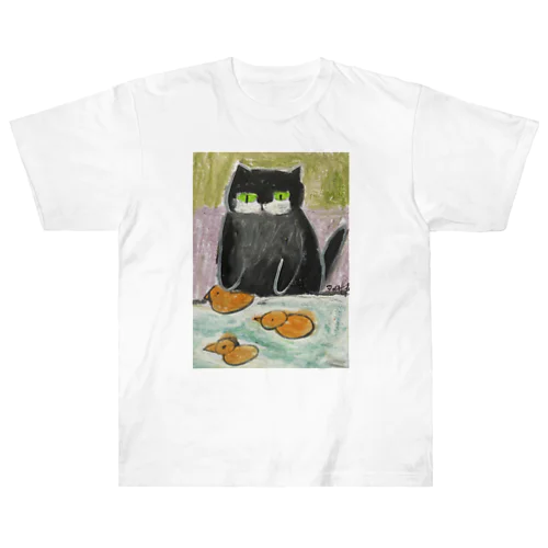 かわいい黒猫がプールで泳いでいるアヒルを楽しそうに見ている ヘビーウェイトTシャツ