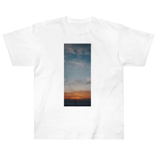 CinemaScope掛軸_002_空と雲と海に沈む太陽 ヘビーウェイトTシャツ