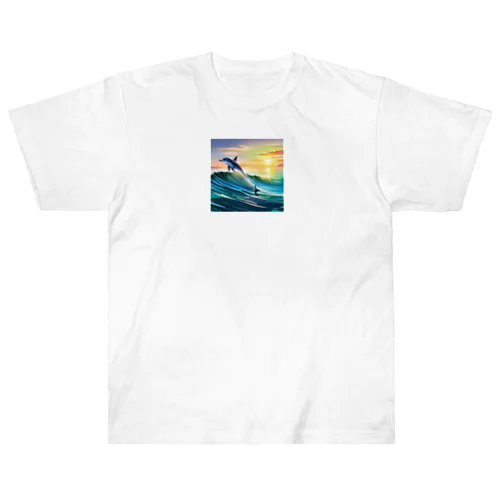 夕暮れで飛ぶイルカ Heavyweight T-Shirt