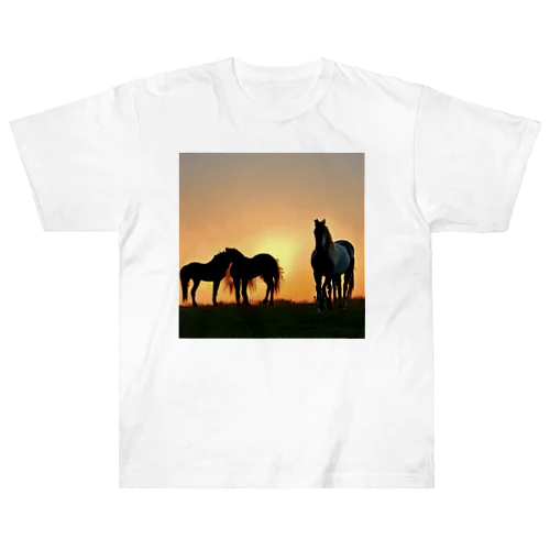 夕陽の中の馬 Heavyweight T-Shirt