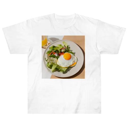 目玉焼きとサラダのプレート風アート Heavyweight T-Shirt