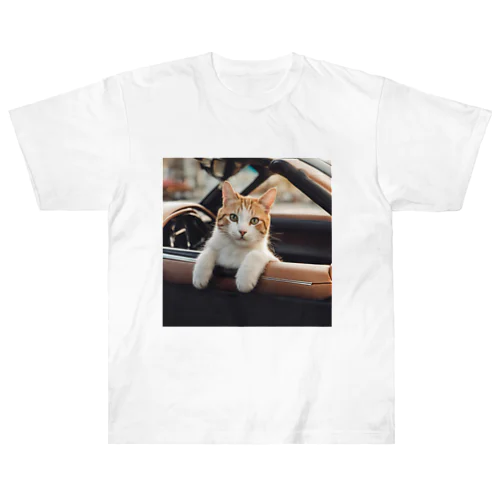 車から外を見ている猫 ヘビーウェイトTシャツ