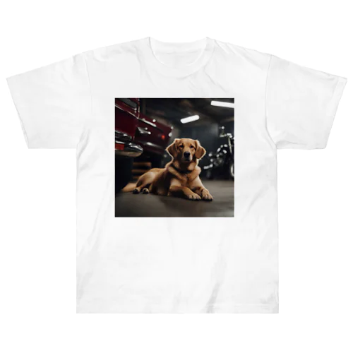 ガレージにいる犬 Heavyweight T-Shirt