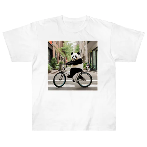 街の中を自転車で走るパンダ Heavyweight T-Shirt