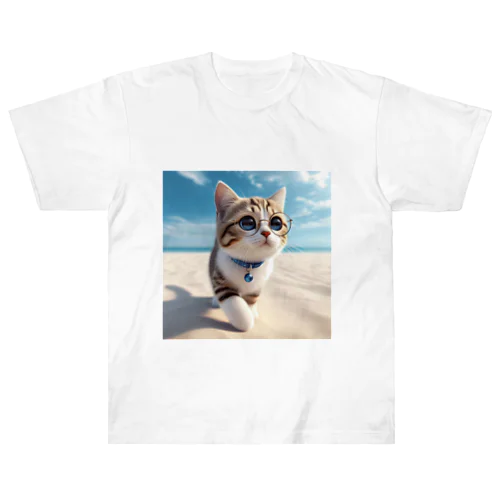 南国の海辺を歩く勇ましさに胸キュン猫 Heavyweight T-Shirt