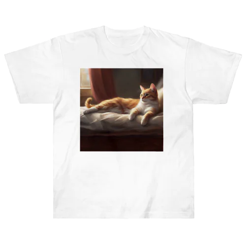 ベッドでくつろぐ猫 ヘビーウェイトTシャツ