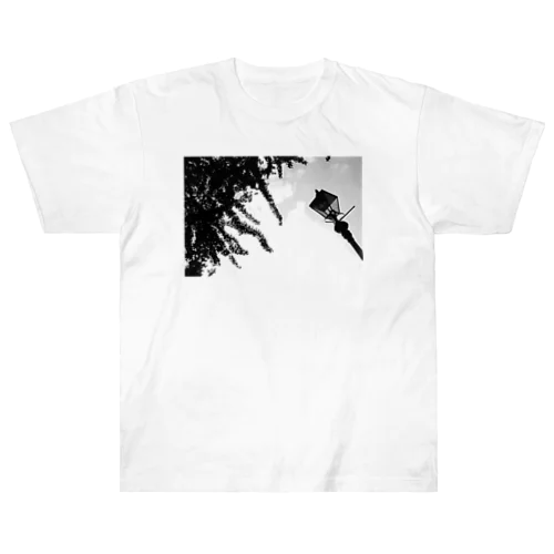 横浜の風景〈ガス灯と銀杏〉 Heavyweight T-Shirt