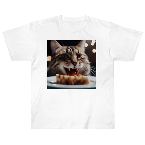 ごはんを食べている猫 Heavyweight T-Shirt