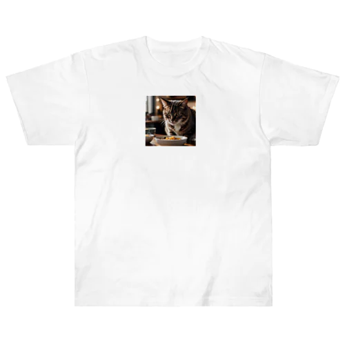 食べている猫 Heavyweight T-Shirt