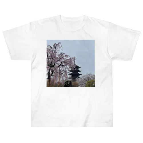 枝垂れ桜と五重塔 Heavyweight T-Shirt