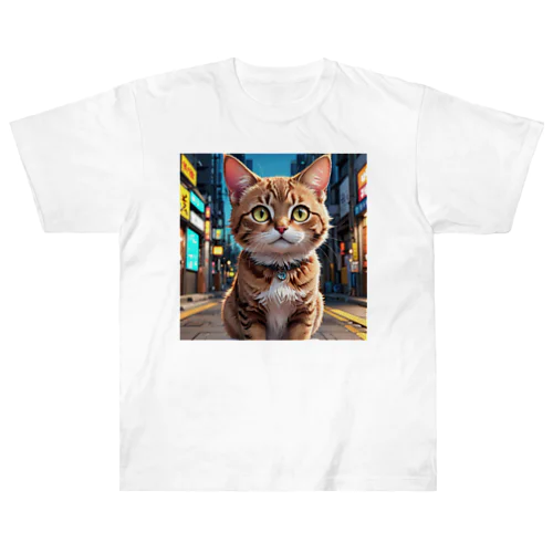 夜の静けさに包まれた路上で、ひときわ凛々しい姿の猫 Heavyweight T-Shirt