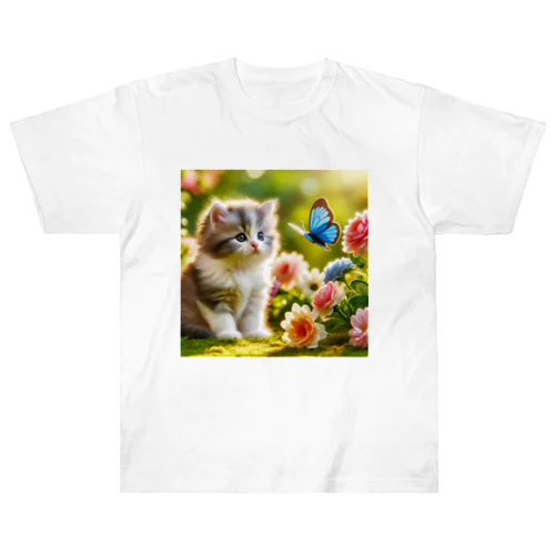 かわいい子猫と蝶々が仲良く遊んでいる様子✨ Heavyweight T-Shirt