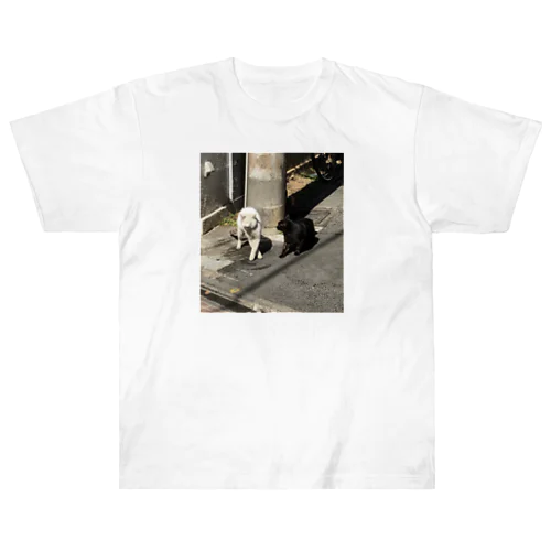 黒猫と白猫 電柱 Heavyweight T-Shirt